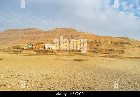 Il villaggio disabitato di Kurna (Qurna), situato accanto al Theban colline, accanto agli antichi siti archeologici, Luxor, Egitto Foto Stock