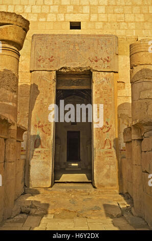L'ingresso al Tempio di Hatshepsut con la pietra del telaio della porta, decorato con gli antichi affreschi, Luxor, Egitto. Foto Stock