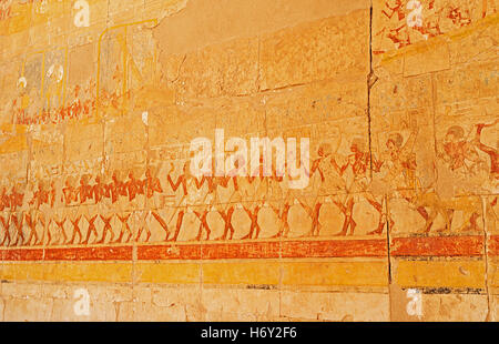 La parete nel Tempio di Hatshepsut decorata con dipinti murali del Royal Army, raffiguranti le vittorie del primo Faraone femmina Foto Stock