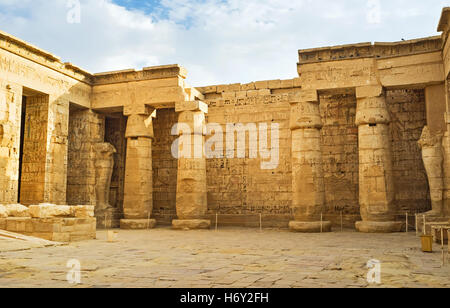 Il peristilio rovinata corte con conserva di geroglifici e rilievi sulle pareti, Habu Tempio di Luxor in Egitto. Foto Stock