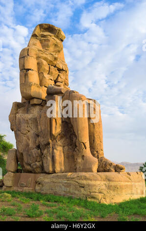 Uno dei enorme colosso, situato sulla riva occidentale del fiume Nilo in antiche necropoli, Luxor, Egitto. Foto Stock