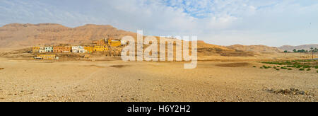 Il paesaggio roccioso della necropoli tebana con il villaggio abbandonato di Kurna (Qurna) sulla collina, Luxor, Egitto. Foto Stock