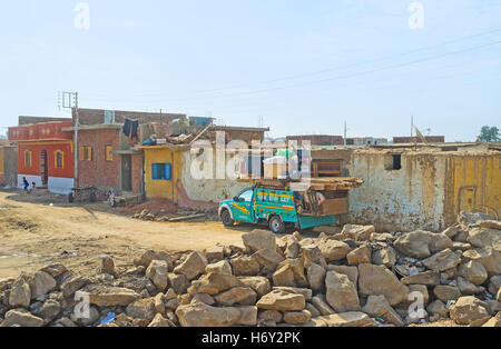 Il polveroso village street in estremamente povera regione dell'Alto Egitto, sobborgo di Aswan. Foto Stock