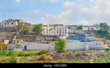 Il vecchio villaggio di poveri sulla collina del deserto dell'Alto Egitto nel sobborgo di Aswan. Foto Stock