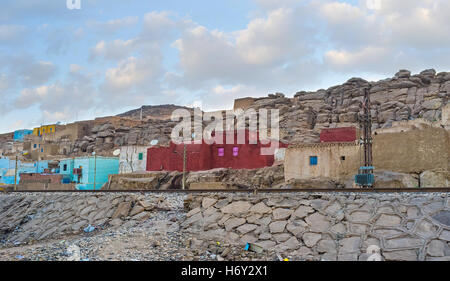 Il villaggio di Nagaa Al Khalasab nell Alto Egitto con il tradizionale argilla colorati delle case sulla collina tra le rocce. Foto Stock