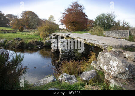 Il battaglio antico ponte a Postbridge, su Dartmoor Devon. Costruito13th secolo per abilitare i cavalli per attraversare il est Dart River Foto Stock