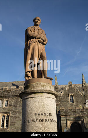 Statua di San Francesco, il settimo Duca di Bedford, al di fuori di Tavistock Town Hall e Museo Foto Stock