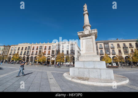 Avila, Spagna - 27 ottobre: turista che visita Santa Teresa quadrato su 27 ottobre 2016 nell'antica città medievale di Avila, Spagna Foto Stock