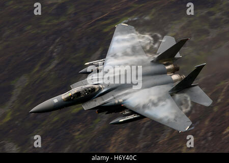 McDonnell Douglas F-15E Strike Eagle generando vapore in un tornante vicino Corris in Galles mentre la formazione per il livello basso Foto Stock