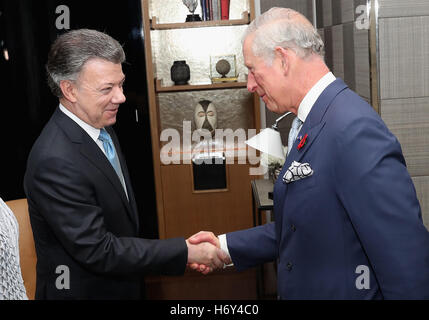 Il Principe di Galles (destra) saluta la Colombia è il presidente Juan Manuel Santos al legno di palissandro London Hotel all'inizio del suo ufficiale visita di Stato nel Regno Unito. Foto Stock