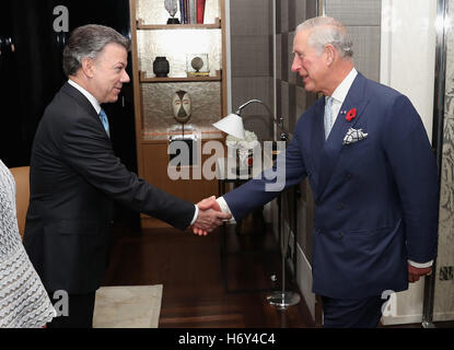 Il Principe di Galles (destra) saluta la Colombia è il presidente Juan Manuel Santos al legno di palissandro London Hotel all'inizio del suo ufficiale visita di Stato nel Regno Unito. Foto Stock