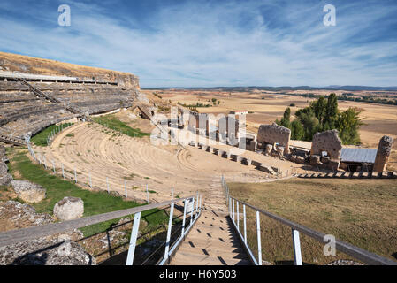 I ruderi di antiche amphytheater romano in colonia Clunia Sulpicia, a Burgos, Spagna. Foto Stock