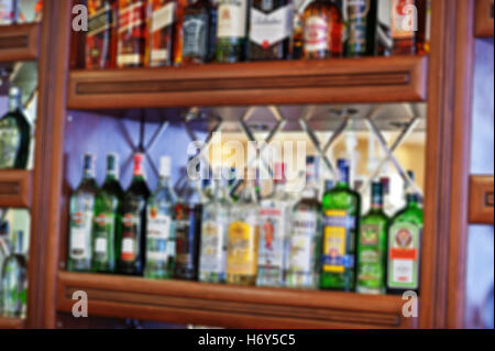 Blur efferct di diversi tipi di bottiglie di alcol sono visualizzati su alcuni ripiani in un ristorante Foto Stock