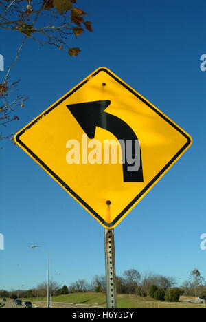 Curva a sinistra avanti cartello stradale. Foto Stock