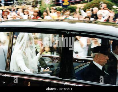 Miss Sophie Rhys Jones sul suo modo alla sua Royal Wedding di S.A.R. il Principe Edward in corrispondenza alla cappella di San Giorgio, Windsor 19 Giugno 1999 Foto Stock