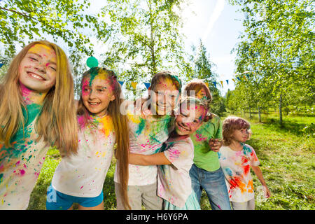 Contenti i bambini divertirsi durante il festival del colore Foto Stock