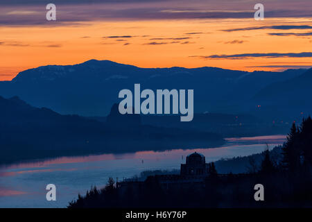 Tramonto su Vista House on Crown Point in Oregon e Beacon Rock nello Stato di Washington lungo il Columbia River Gorge Foto Stock