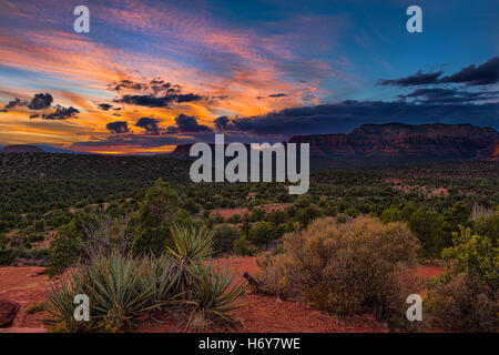 Cielo al tramonto sui canyon di roccia rossa a Sedona, Arizona Foto Stock