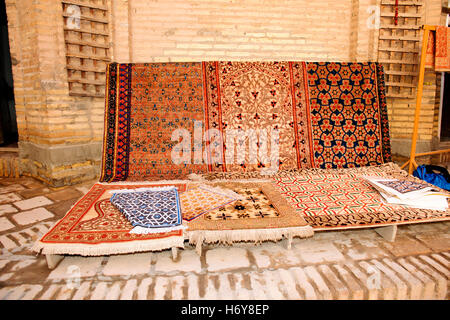 Khiva Workshop di seta,colorate, Suzanas,getta,copriletto,tappeti di seta,donne al lavoro,Silk Road,Khorezm provincia,Uzbekistan Foto Stock