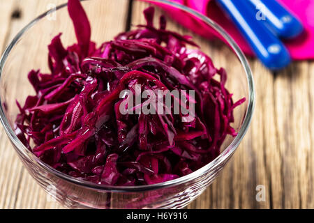 Sana coleslaw rosso su sfondo di legno Foto Stock