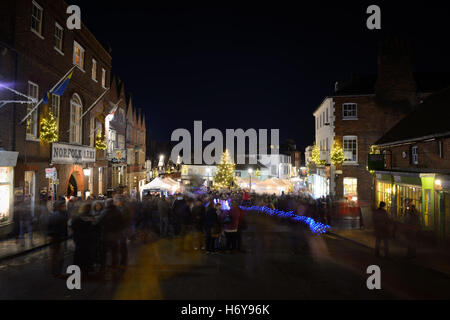 Persone riempiono le strade durante la Arundel a lume di candela evento di Natale nella cittadina di ARUNDEL nel West Sussex, in Inghilterra. Foto Stock