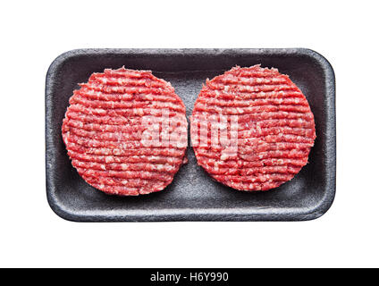 Il vassoio con il formato raw hamburger di manzo isolato su bianco Foto Stock