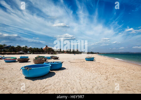 Barche di pescatori sulla spiaggia. Mui Ne, Vietnam Foto Stock