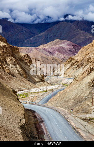 Srinagar Leh autostrada nazionale NH-1 in Himalaya. Ladakh, India Foto Stock