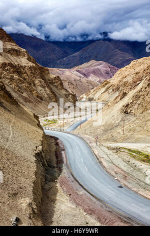 Srinagar Leh autostrada nazionale NH-1 in Himalaya. Ladakh, India Foto Stock