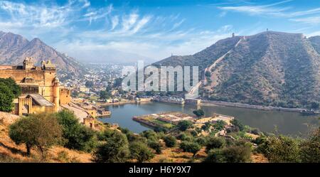 Vista di Amer (Ambra) fort e lago Maota, Rajasthan, India Foto Stock