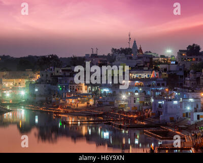 Sacro Puskhar lago e ghats della città di Pushkar nella notte Foto Stock