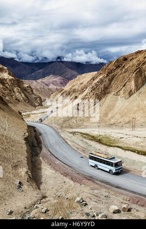 Passeggero indiano bus sulla strada in Himalaya. Ladakh, India Foto Stock