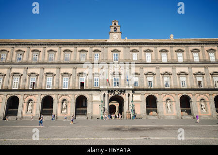 Napoli, Italia, Agosto 19, 2013 - Piazza 'Piazza del Plebiscito con l' edificio del consiglio a Napoli, Italia. Foto Stock