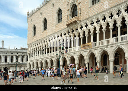 La gente di fronte al palazzo ducale di Piazza San Marco di Venezia in Italia. Foto Stock