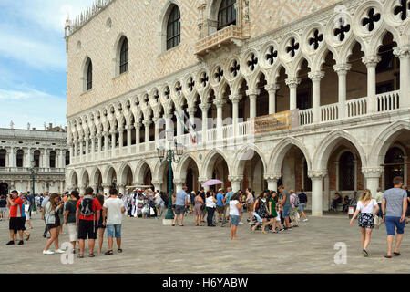 La gente di fronte al palazzo ducale di Piazza San Marco di Venezia in Italia. Foto Stock