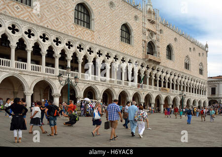 La gente di fronte al palazzo ducale di Piazza San Marco di Venezia in Italia. Foto Stock