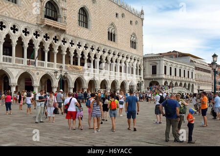 La gente di fronte al palazzo ducale di Piazza San Marco di Venezia in Italia. Foto Stock