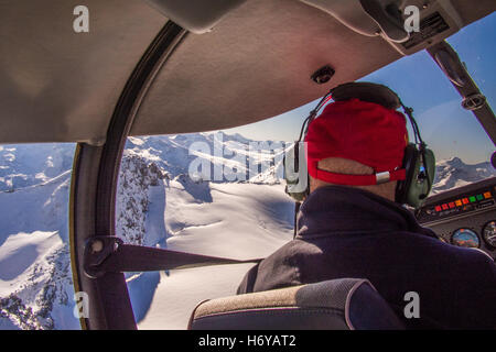 Aeromobili leggeri di volo da aeroporto di Aosta, Valle d'Aosta, Italia. Piano rigido bancario durante un turno per prendere uno sguardo più vicino. Foto Stock