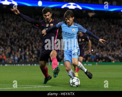 Barcellona è AndrÃ© Gomes (sinistra) battaglie per la palla con il Manchester City David Silva (a destra) durante la UEFA Champions League al Etihad Stadium e Manchester. Foto Stock