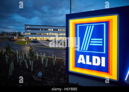 Aldi centro di distribuzione di prodotti di Bolton uffici magazzino crepuscolo notte dawn segno della luce incandescente buio su logistica Hulton Nord Foto Stock