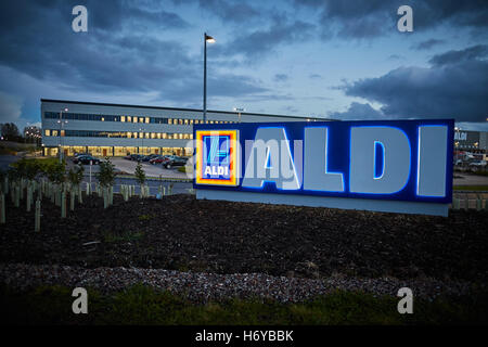 Aldi centro di distribuzione di prodotti di Bolton uffici magazzino crepuscolo notte dawn segno della luce incandescente buio su logistica Hulton Nord Foto Stock