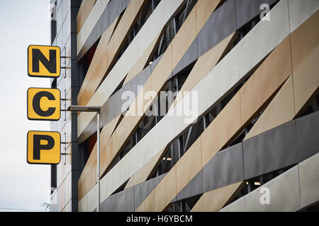 Manchester parcheggio NCP New Bailey Street carl parcheggio design esterno piuttosto segno dell architettura oro bande di colore nuovo Foto Stock