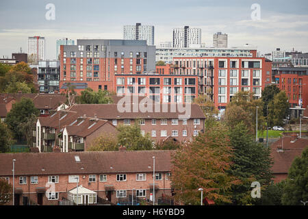 Salford vista dello skyline di appartamenti e case appartamenti stock abitativo tipica vista da Manchester Vimto consiglio parco privato casa Hou Foto Stock