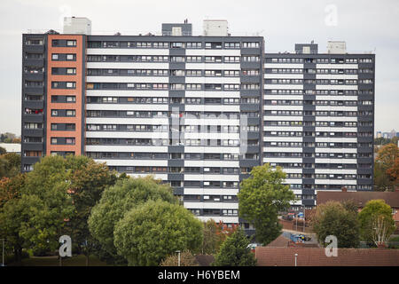 Salford vista dello skyline di appartamenti e case appartamenti stock abitativo tipica vista da Manchester Vimto consiglio parco privato casa Hou Foto Stock