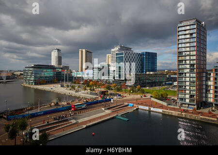 Salford Quays Mediacity bbc Manchester architetture bbc northern HQ docks area di rigenerazione esterna complessi bu Foto Stock