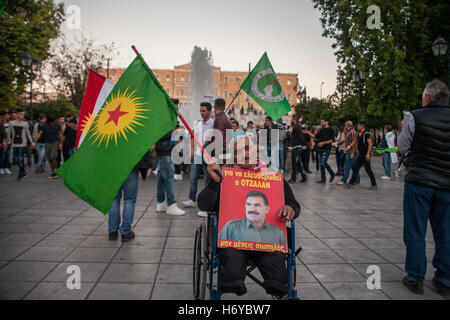 Atene, Grecia. 01 Nov, 2016. Il dimostratore in una sedia a rotelle può contenere un ritratto del leader del PKK Abdulah Otsalan che è jaild in Turchia. Curdi che vivono in Atene celebrare la "mondi Kobane giorno' in piazza Syntagma.Questo giorno commemora la resistenza dei curdi contro ISIS in città Kobane. © George Panagakis/Pacific Press/Alamy Live News Foto Stock