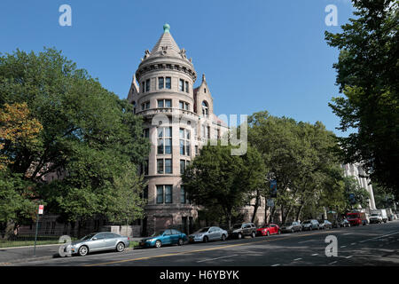Il West 77th Street angolo del Museo Americano di Storia Naturale a Manhattan, New York, Stati Uniti. Foto Stock
