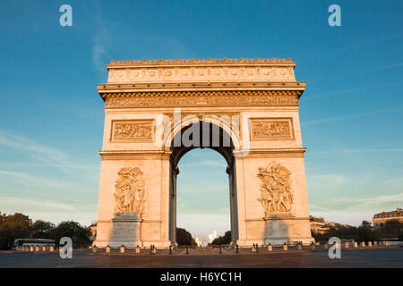 L'Arco Trionfale è uno dei monumenti più visitati di Parigi. Si onori coloro che hanno combattuto e sono morti per la Francia. Foto Stock