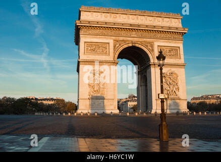 L'Arco Trionfale è uno dei monumenti più visitati di Parigi. Si onori coloro che hanno combattuto e sono morti per la Francia. Foto Stock