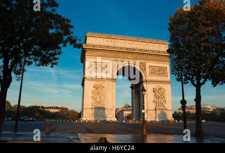 L'Arco Trionfale è uno dei monumenti più visitati di Parigi. Si onori coloro che hanno combattuto e sono morti per la Francia. Foto Stock